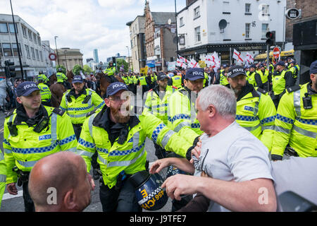 Liverpool, Royaume-Uni. 3 juin, 2017. Ligue de défense anglaise et des manifestants anti-fascistes se sont affrontés dans le centre-ville de Liverpool le samedi 3 juin 2017. © Christopher Middleton/Alamy Live News Banque D'Images