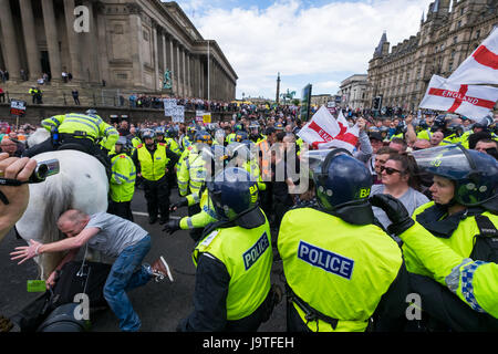 Liverpool, Royaume-Uni. 3 juin, 2017. Ligue de défense anglaise et des manifestants anti-fascistes se sont affrontés dans le centre-ville de Liverpool le samedi 3 juin 2017. © Christopher Middleton/Alamy Live News Banque D'Images