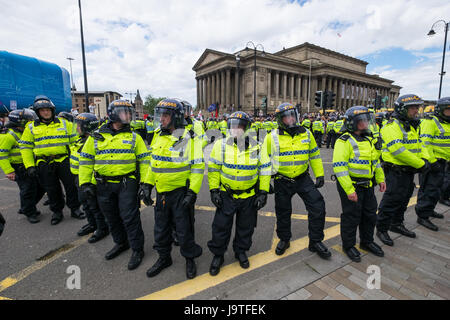 Liverpool, Royaume-Uni. 3 juin, 2017. Ligue de défense anglaise et des manifestants anti-fascistes se sont affrontés dans le centre-ville de Liverpool le samedi 3 juin 2017. © Christopher Middleton/Alamy Live News Banque D'Images