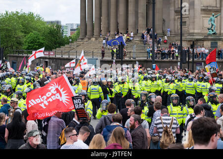 Liverpool, Royaume-Uni. 3 juin, 2017. Ligue de défense anglaise et des manifestants anti-fascistes se sont affrontés dans le centre-ville de Liverpool le samedi 3 juin 2017. © Christopher Middleton/Alamy Live News Banque D'Images