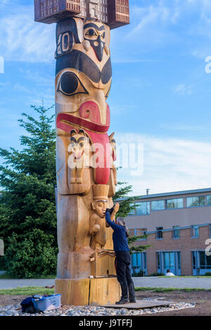 55 pieds de mât totémique haïda sculpté par l'artiste principal et chef héréditaire, 7idansuu (Edenshaw), aka James Hart. La réconciliation est un pôle 800 ans de cèdre rouge installé sur le centre commercial à l'Université de Colombie-Britannique, Vancouver, Colombie-Britannique, Canada. Banque D'Images