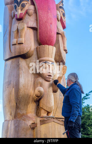 55 pieds de mât totémique haïda sculpté par l'artiste principal et chef héréditaire, 7idansuu (Edenshaw), aka James Hart. La réconciliation est un pôle 800 ans de cèdre rouge installé sur le Mall, à l'Université de la Colombie-Britannique, de l'UBC, Vancouver, BC, Canada. Banque D'Images