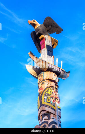 55 pieds de mât totémique haïda sculpté par l'artiste principal et chef héréditaire, 7idansuu (Edenshaw), aka James Hart. La réconciliation est un pôle 800 ans de cèdre rouge installé sur le centre commercial à l'Université de Colombie-Britannique, Vancouver, Colombie-Britannique, Canada. Banque D'Images