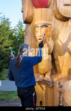 55 pieds de mât totémique haïda sculpté par l'artiste principal et chef héréditaire, 7idansuu (Edenshaw), aka James Hart. La réconciliation est un pôle 800 ans de cèdre rouge installé sur le Mall, à l'Université de la Colombie-Britannique, de l'UBC, Vancouver, BC, Canada. Banque D'Images