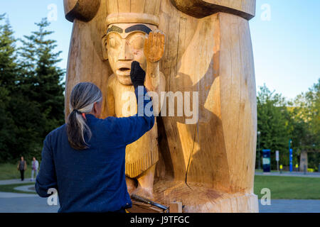 55 pieds de mât totémique haïda sculpté par l'artiste principal et chef héréditaire, 7idansuu (Edenshaw), aka James Hart. La réconciliation est un pôle 800 ans de cèdre rouge installé sur le Mall, à l'Université de la Colombie-Britannique, de l'UBC, Vancouver, BC, Canada. Banque D'Images