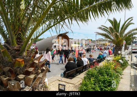 Weymouth, Dorset, UK. 3e juin 2017. Météo britannique. Les visiteurs sur l'esplanade pour un jour de soleil voilé à la station balnéaire de Weymouth, dans le Dorset pendant la moitié des vacances à long terme. Crédit photo : Graham Hunt/Alamy Live News Banque D'Images