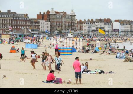 Weymouth, Dorset, UK. 3e juin 2017. Météo britannique. La plage un jour de soleil voilé à la station balnéaire de Weymouth, dans le Dorset pendant la moitié des vacances à long terme. Crédit photo : Graham Hunt/Alamy Live News Banque D'Images