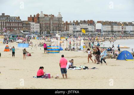 Weymouth, Dorset, UK. 3e juin 2017. Météo britannique. La plage un jour de soleil voilé à la station balnéaire de Weymouth, dans le Dorset pendant la moitié des vacances à long terme. Crédit photo : Graham Hunt/Alamy Live News Banque D'Images