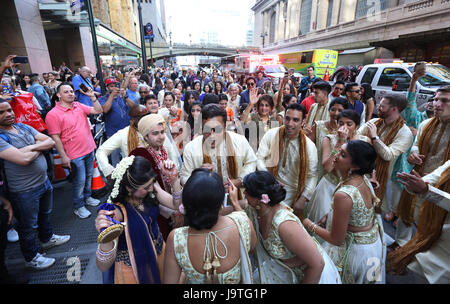 New York, USA. 2 juin, 2017. Procureur Shamil Kotecha, un associé de Cravath, Swaine & Moore, et son épouse, Megha Patel, a attiré un public énorme public lors de leurs East Indian-appelée réception de mariage procession sur East 42nd Street le vendredi 2 juin 2017 à New York City, USA. Credit : SEAN DRAKES/Alamy Live News Banque D'Images