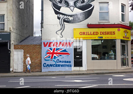 Causes VERMINE" Cancervatives nouveaux partis politiques par l'artiste de rue sur un mur Artful Dodger à Herne Hill, SE de Londres. Au-dessus de lui un univers fantastique fresque inspirée par M. C. Escher par muraliste basée à Londres et artiste de rue, le flegme. Banque D'Images