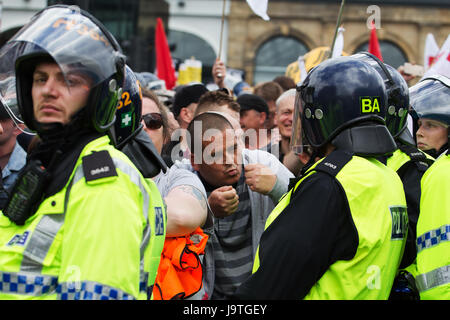 Liverpool UK, 3 juin 2017. Les partisans de l'EDL et anti- choc partisans fascistes à Liverpool Merseyside UK. Credit : Ken Biggs/Alamy Live News. Banque D'Images