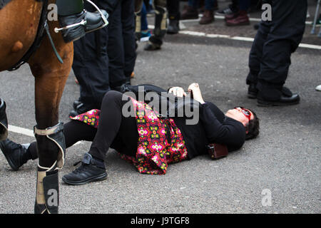 Liverpool UK, 3 juin 2017. Les partisans de l'EDL et anti- choc partisans fascistes à Liverpool Merseyside UK. Credit : Ken Biggs/Alamy Live News. Banque D'Images