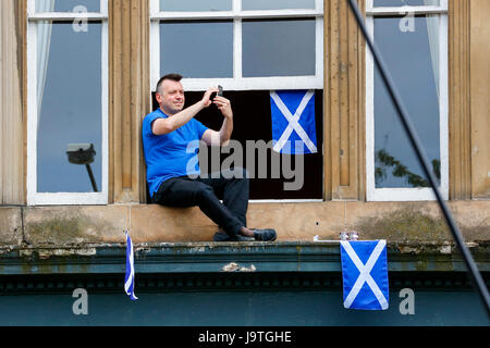 Glasgow, Ecosse, Royaume-Uni. 3 juin, 2017. Plusieurs milliers de partisans de 'ailes sur l'Ecosse', une collection de groupes politiques qui sont pro-indépendance, pro- SNP, pro-résistance écossais, l'anti-syndicalisme et anti-conservateur a tenu un rassemblement dans le centre-ville de Glasgow. Le défilé a été généralement à la voix forte et de bonne composition jusqu'à ce qu'il a rencontré un petit groupe ad-hoc de partisans de syndicalisme dans George Square et puis la police a dû intervenir et séparer les deux factions pour éviter le désordre. Credit : Findlay/Alamy Live News Banque D'Images