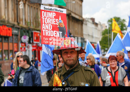 Glasgow, Ecosse, Royaume-Uni. 3 juin, 2017. Plusieurs milliers de partisans de 'ailes sur l'Ecosse', une collection de groupes politiques qui sont pro-indépendance, pro- SNP, pro-résistance écossais, l'anti-syndicalisme et anti-conservateur a tenu un rassemblement dans le centre-ville de Glasgow. Le défilé a été généralement à la voix forte et de bonne composition jusqu'à ce qu'il a rencontré un petit groupe ad-hoc de partisans de syndicalisme dans George Square et puis la police a dû intervenir et séparer les deux factions pour éviter le désordre. Credit : Findlay/Alamy Live News Banque D'Images