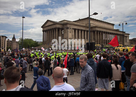 Liverpool UK, 3 juin 2017. Les partisans de l'EDL et anti- choc partisans fascistes à Liverpool Merseyside UK. Credit : Ken Biggs/Alamy Live News. Banque D'Images