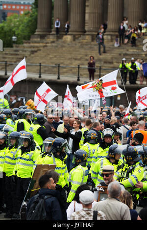 Liverpool UK, 3 juin 2017. Les partisans de l'EDL et anti- choc partisans fascistes à Liverpool Merseyside UK. Credit : Ken Biggs/Alamy Live News. Banque D'Images