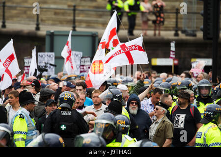 Liverpool UK, 3 juin 2017. Les partisans de l'EDL et anti- choc partisans fascistes à Liverpool Merseyside UK. Credit : Ken Biggs/Alamy Live News. Banque D'Images