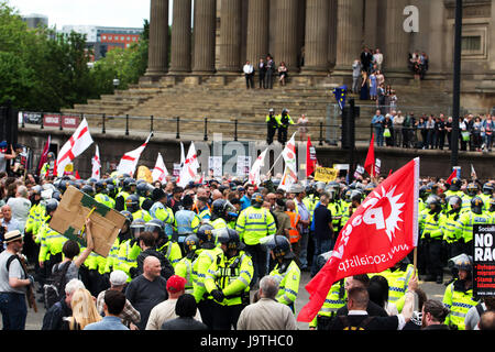 Liverpool UK, 3 juin 2017. Les partisans de l'EDL et anti- choc partisans fascistes à Liverpool Merseyside UK. Credit : Ken Biggs/Alamy Live News. Banque D'Images