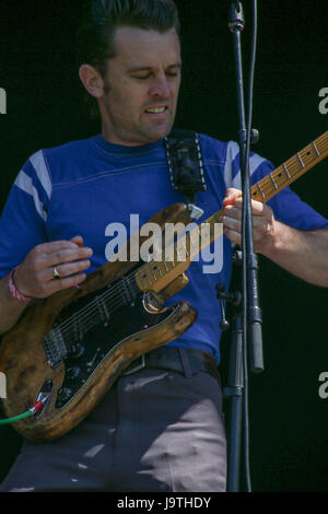 Londres, Royaume-Uni. 3 juin, 2017. Nick McCarthy (anciennement de Franz Ferdinand) de Manuela live sur le manger vos propres oreilles la scène du 2017 Field Day Festival à Londres Parc Victoria. Date de la photo : 3 juin, 2017. Crédit photo doit se lire : Roger Garfield/Alamy Live News Banque D'Images