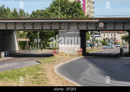 Gdansk, Pologne. 06Th Juin, 2017. Les bombes de la DEUXIÈME GUERRE MONDIALE en prenant des sapeurs sont vus à Gdansk, Pologne le 3 juin 2017 La Seconde Guerre mondiale, a été excavée bombe non explosée lors de l'adduction d'eau, dans le centre-ville, sous une longue ligne de chemin de fer. Les restes explosifs de la Seconde Guerre mondiale sont un phénomène courant lors de terrassements à Gdansk Crédit : Michal Fludra/Alamy Live News Banque D'Images