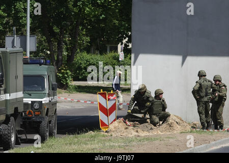 Gdansk, Pologne. 06Th Juin, 2017. Les bombes de la DEUXIÈME GUERRE MONDIALE en prenant des sapeurs sont vus à Gdansk, Pologne le 3 juin 2017 La Seconde Guerre mondiale, a été excavée bombe non explosée lors de l'adduction d'eau, dans le centre-ville, sous une longue ligne de chemin de fer. Les restes explosifs de la Seconde Guerre mondiale sont un phénomène courant lors de terrassements à Gdansk Crédit : Michal Fludra/Alamy Live News Banque D'Images