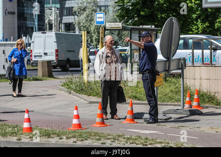 Gdansk, Pologne. 06Th Juin, 2017. Les agents de police de coupe la rue Kolobrzeska sapeurs militaires pendant la Seconde Guerre mondiale sont des bombes non explosées en vu à Gdansk, Pologne le 3 juin 2017 La Seconde Guerre mondiale, a été excavée bombe non explosée lors de l'adduction d'eau, dans le centre-ville, sous une longue ligne de chemin de fer. Les restes explosifs de la Seconde Guerre mondiale sont un phénomène courant lors de terrassements à Gdansk Crédit : Michal Fludra/Alamy Live News Banque D'Images