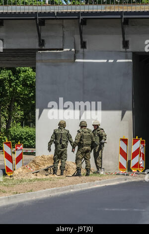 Gdansk, Pologne. 06Th Juin, 2017. Les bombes de la DEUXIÈME GUERRE MONDIALE en prenant des sapeurs sont vus à Gdansk, Pologne le 3 juin 2017 La Seconde Guerre mondiale, a été excavée bombe non explosée lors de l'adduction d'eau, dans le centre-ville, sous une longue ligne de chemin de fer. Les restes explosifs de la Seconde Guerre mondiale sont un phénomène courant lors de terrassements à Gdansk Crédit : Michal Fludra/Alamy Live News Banque D'Images