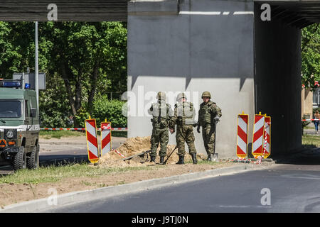 Gdansk, Pologne. 06Th Juin, 2017. Les bombes de la DEUXIÈME GUERRE MONDIALE en prenant des sapeurs sont vus à Gdansk, Pologne le 3 juin 2017 La Seconde Guerre mondiale, a été excavée bombe non explosée lors de l'adduction d'eau, dans le centre-ville, sous une longue ligne de chemin de fer. Les restes explosifs de la Seconde Guerre mondiale sont un phénomène courant lors de terrassements à Gdansk Crédit : Michal Fludra/Alamy Live News Banque D'Images