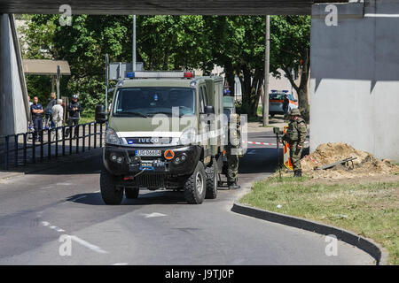 Gdansk, Pologne. 06Th Juin, 2017. Les bombes de la DEUXIÈME GUERRE MONDIALE en prenant des sapeurs sont vus à Gdansk, Pologne le 3 juin 2017 La Seconde Guerre mondiale, a été excavée bombe non explosée lors de l'adduction d'eau, dans le centre-ville, sous une longue ligne de chemin de fer. Les restes explosifs de la Seconde Guerre mondiale sont un phénomène courant lors de terrassements à Gdansk Crédit : Michal Fludra/Alamy Live News Banque D'Images