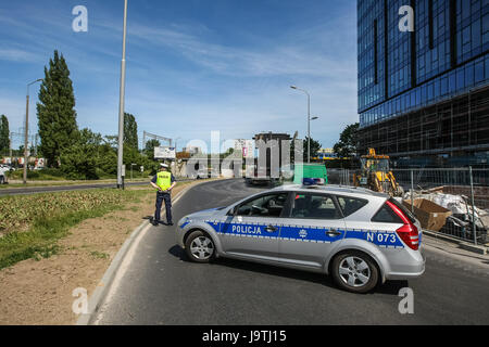 Gdansk, Pologne. 06Th Juin, 2017. Les agents de police de coupe la rue Kolobrzeska sapeurs militaires pendant la Seconde Guerre mondiale sont des bombes non explosées en vu à Gdansk, Pologne le 3 juin 2017 La Seconde Guerre mondiale, a été excavée bombe non explosée lors de l'adduction d'eau, dans le centre-ville, sous une longue ligne de chemin de fer. Les restes explosifs de la Seconde Guerre mondiale sont un phénomène courant lors de terrassements à Gdansk Crédit : Michal Fludra/Alamy Live News Banque D'Images