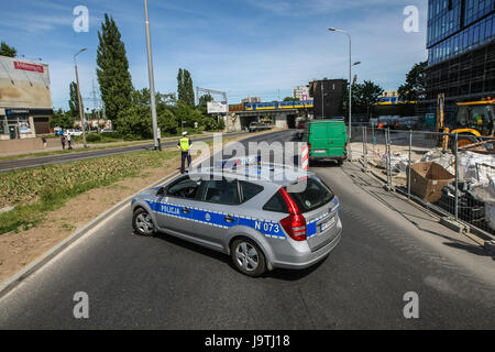 Gdansk, Pologne. 06Th Juin, 2017. Les agents de police de coupe la rue Kolobrzeska sapeurs militaires pendant la Seconde Guerre mondiale sont des bombes non explosées en vu à Gdansk, Pologne le 3 juin 2017 La Seconde Guerre mondiale, a été excavée bombe non explosée lors de l'adduction d'eau, dans le centre-ville, sous une longue ligne de chemin de fer. Les restes explosifs de la Seconde Guerre mondiale sont un phénomène courant lors de terrassements à Gdansk Crédit : Michal Fludra/Alamy Live News Banque D'Images