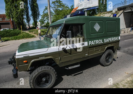 Gdansk, Pologne. 06Th Juin, 2017. Les bombes de la DEUXIÈME GUERRE MONDIALE en prenant des sapeurs sont vus à Gdansk, Pologne le 3 juin 2017 La Seconde Guerre mondiale, a été excavée bombe non explosée lors de l'adduction d'eau, dans le centre-ville, sous une longue ligne de chemin de fer. Les restes explosifs de la Seconde Guerre mondiale sont un phénomène courant lors de terrassements à Gdansk Crédit : Michal Fludra/Alamy Live News Banque D'Images