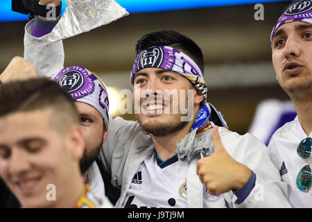 Cardiff, Royaume-Uni. 06Th Juin, 2017. Real Madrid fans avant le coup d'envoi de la finale de la Ligue des Champions entre la Juventus et le Real Madrid au Stade National du Pays de Galles à Cardiff : Crédit : Phil Rees/Alamy Live News Banque D'Images