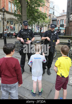 Manchester, UK. 3 juin, 2017. Les jeunes s'arrêter pour discuter avec la police armée, St Anns Square, Manchester, 3 juin 2017 (C)Barbara Cook/Alamy Live News Crédit : Barbara Cook/Alamy Live News Banque D'Images