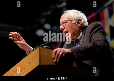 Bernie Sanders à Hay Festival 2017 - Hay-on-Wye, au Pays de Galles, Royaume-Uni - Juin 2017 - Bernie Sanders sur scène à l'Hay Festival - Steven Mai / Alamy Live News Banque D'Images