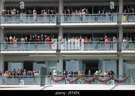 Epsom Downs, Surrey, UK. 3e juin 2017. La Reine habillée en jaune regarde les chevaux, sur Derby Day at Epsom Downs à Surrey. Banque D'Images