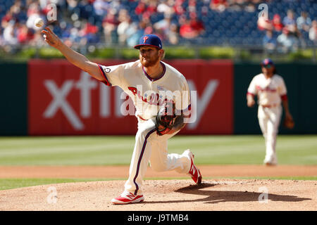 Philadelphie, Pennsylvanie, USA. 3 juin, 2017. Le lanceur partant des Phillies de Philadelphie (animé Ben 49) lance un lancer au cours de la MLB match entre les Giants de San Francisco et les Phillies de Philadelphie à la Citizens Bank Park de Philadelphie, Pennsylvanie. Christopher Szagola/CSM/Alamy Live News Banque D'Images