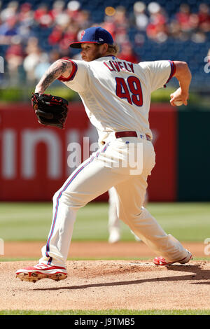 Philadelphie, Pennsylvanie, USA. 3 juin, 2017. Le lanceur partant des Phillies de Philadelphie (animé Ben 49) lance un lancer au cours de la MLB match entre les Giants de San Francisco et les Phillies de Philadelphie à la Citizens Bank Park de Philadelphie, Pennsylvanie. Christopher Szagola/CSM/Alamy Live News Banque D'Images