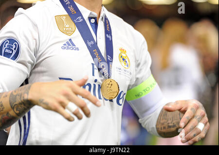 Close up de Sergio Ramos le Real Madrid captain's médaille après son équipe a remporté le trophée de la Ligue des Champions après la finale de la Ligue des Champions entre la Juventus et le Real Madrid au Stade National du Pays de Galles à Cardiff ce soir. Banque D'Images