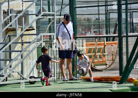 Gibraltar. 06Th Juin, 2017. L'équipe nationale de Gibraltar a joué contre une équipe nationale des moins de 21 ans en préparation pour les prochaines rencontres internationales pour les deux parties. Le match a eu lieu au Victoria Stadium à Gibraltar avant leur départ pour Porto, Portugal la semaine prochaine pour jouer à Chypre. Les moins de 21 ans jouer Autriche Crédit : Stephen Ignacio/Alamy Live News Banque D'Images