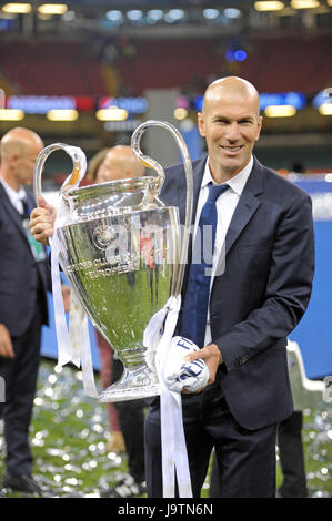 L'entraîneur du Real Madrid Zinedine Zidane pose avec le trophée de la Ligue des Champions après la finale de la Ligue des Champions entre la Juventus et le Real Madrid au Stade National du Pays de Galles à Cardiff. Banque D'Images