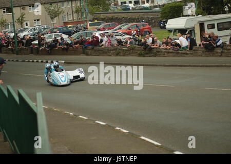 Île de Man TT Races, side-car, course d'essais qualificatifs samedi 3 juin 2017. Side-car séance de qualifications. Numéro 3 John Holden et Lee Cain sur un 600cc Honda LCR du Silicone Engineering/ Barnes Racing team de Mellor Brook, au Royaume-Uni. Credit : Eclectic Art et photographie/Alamy Live News. Banque D'Images