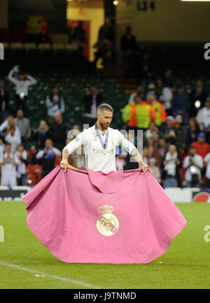 Sergio Ramos le capitaine du Real Madrid joue avec un drapeau sur le terrain après que son équipe a remporté le trophée de la Ligue des Champions après la finale de la Ligue des Champions entre la Juventus et le Real Madrid au Stade National du Pays de Galles à Cardiff ce soir. Banque D'Images