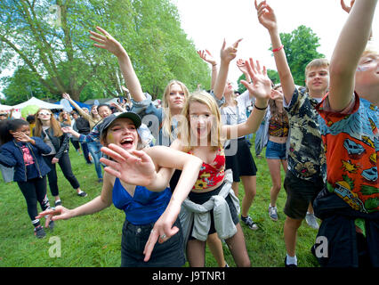 Exeter, Royaume-Uni. 3 juin 2017. Jeunes filles chantant et dansant à Apocalypse Roots le samedi au Exeter respect Festival 2017 à Belmont Park, Exeter, UK Credit: Clive Chilvers/Alay Live News Banque D'Images