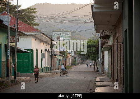 Rues de la ville de El Sauce, le Nicaragua. Banque D'Images