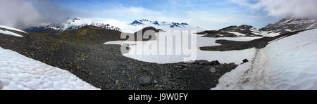 Vue panoramique du glacier à partir de la sortie La sortie Glacier près du sommet le long d'une journée de juillet avec une montagne de neige dans le sentier couvert Banque D'Images