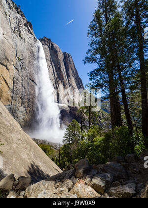 Vue du haut de la partie supérieure de la cascade de Yosemite Yosemite Falls Trail sur un jour de printemps ensoleillé avec un ciel bleu, les arbres verts et palne utca sky trail Banque D'Images