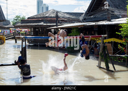 PATTATA THAÏLANDE 4 OCTOBRE : hommes non identifiés se battre pour la boxe de l'océan dans la région de marché flottant de Pattaya, le 4 octobre 2015. Au Pattaya Chonburi, Thaïlande. Ocea Banque D'Images