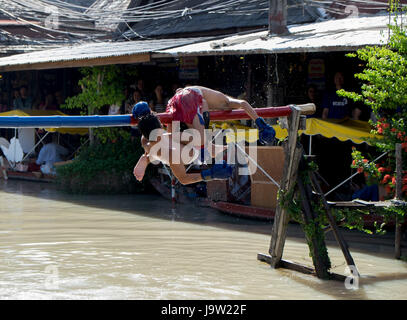 PATTATA THAÏLANDE 4 OCTOBRE : hommes non identifiés se battre pour la boxe de l'océan dans la région de marché flottant de Pattaya, le 4 octobre 2015. Au Pattaya Chonburi, Thaïlande. Ocea Banque D'Images