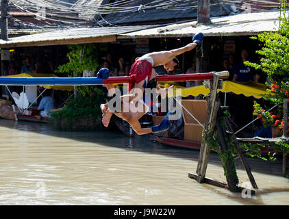 PATTATA THAÏLANDE 4 OCTOBRE : hommes non identifiés se battre pour la boxe de l'océan dans la région de marché flottant de Pattaya, le 4 octobre 2015. Au Pattaya Chonburi, Thaïlande. Ocea Banque D'Images